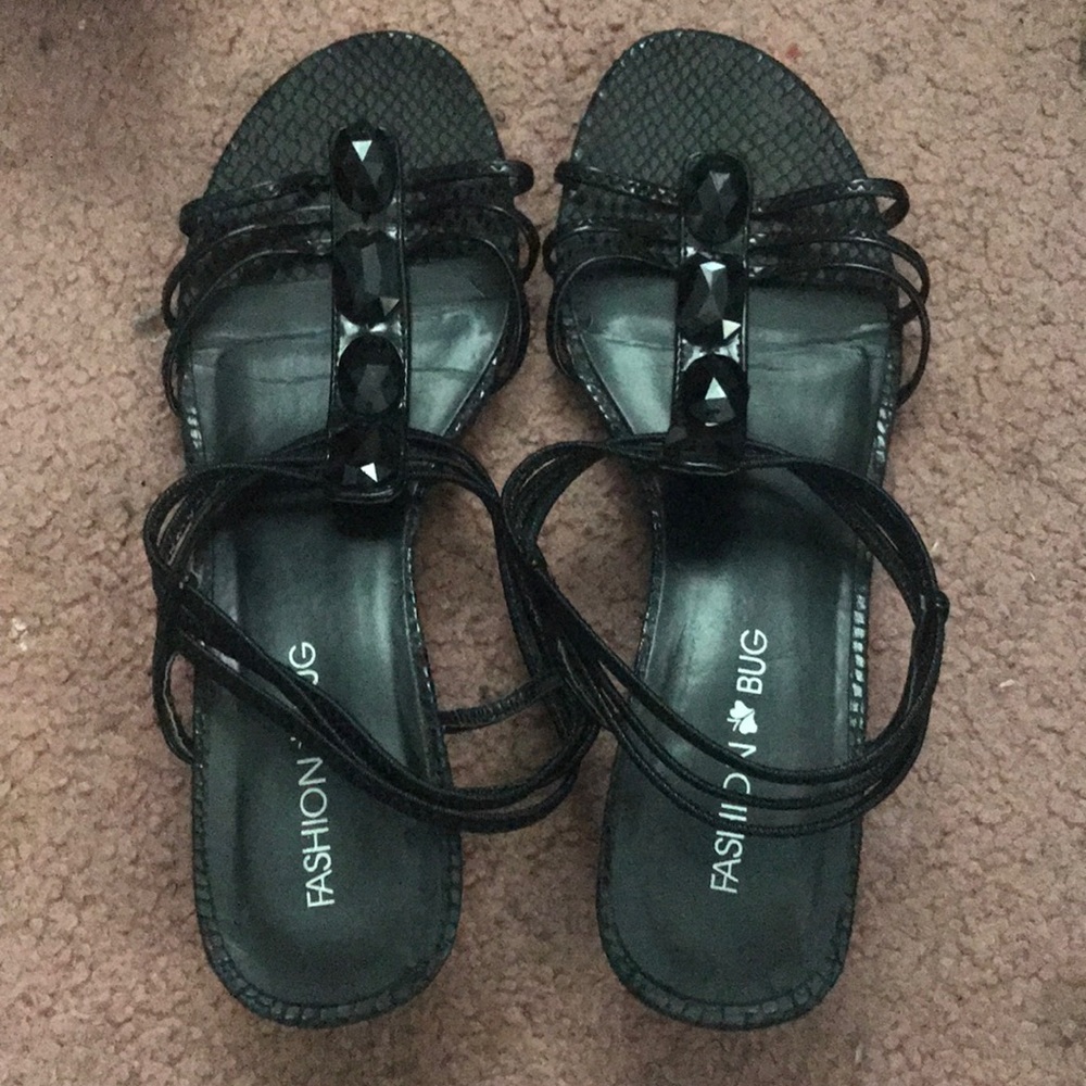 Elegant black stretchy-strapped sandals